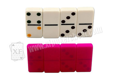Weiße markierte Dominos für UVkontaktlinsen, Domino-Spiele, spielend